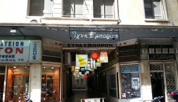 Παρακμάζουν οι εμπορικές στοές της Αθήνας