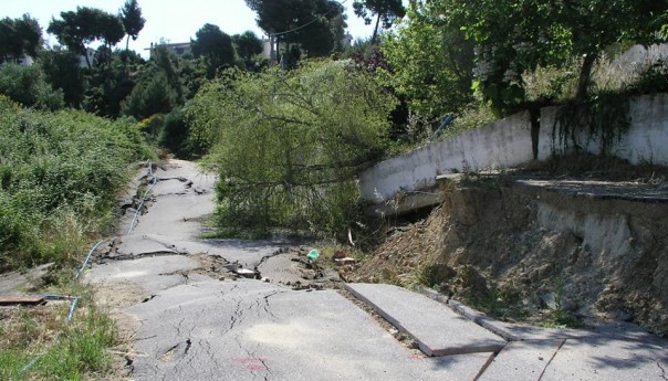Σοβαρά προβλήματα στην Κασσάνδρα Χαλκιδικής από κατολίσθηση του εδάφους